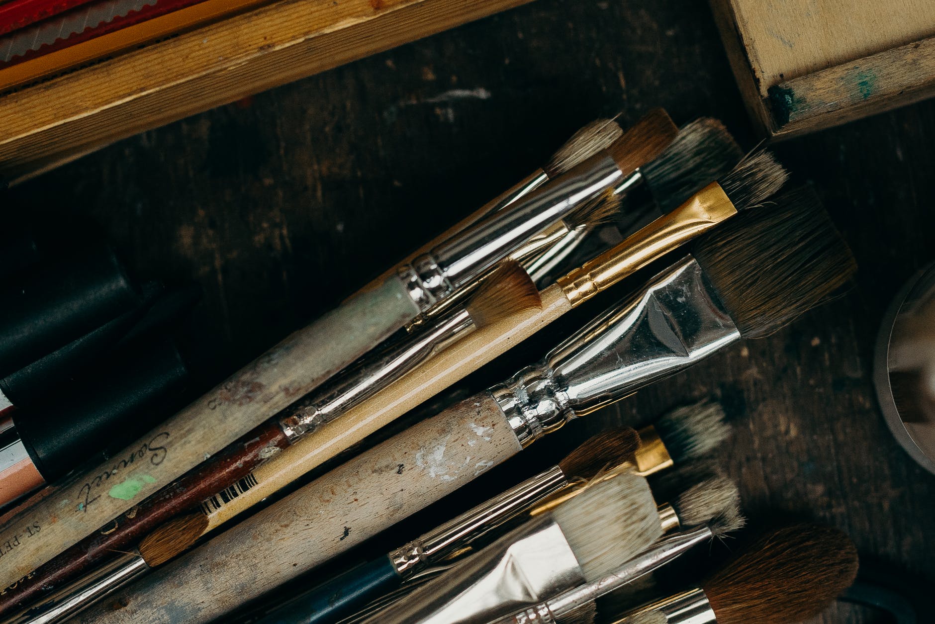 close up photo of brown and silver paint brushes